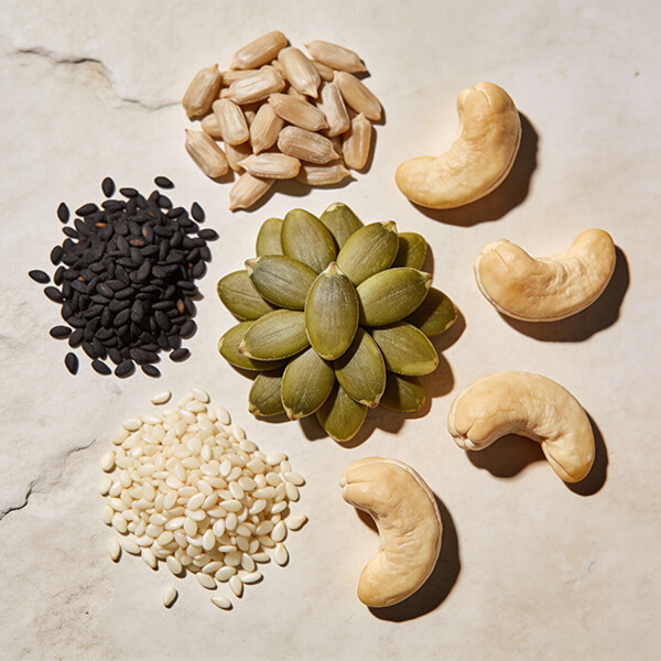 Alimentos ricos en zinc: semillas de calabaza, legumbres, huevos y frutos secos.